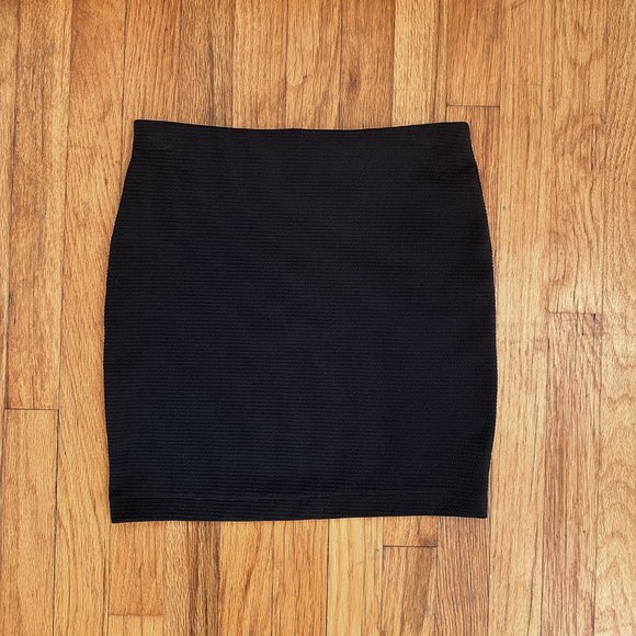 H&M Black Textured Bodycon Mini Skirt - Picture 3 of 4